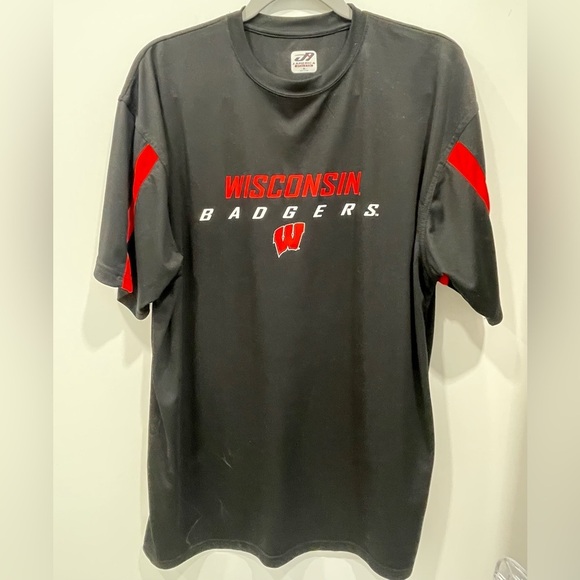 WISCONSIN BADGERS Men’s TSHIRT SIZE XL 
CHARCOAL COLOR SHORT SLEEVE CREW NECK - Picture 1 of 7